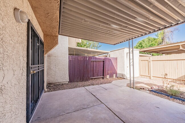 Building Photo - 4746 W Rose Ln