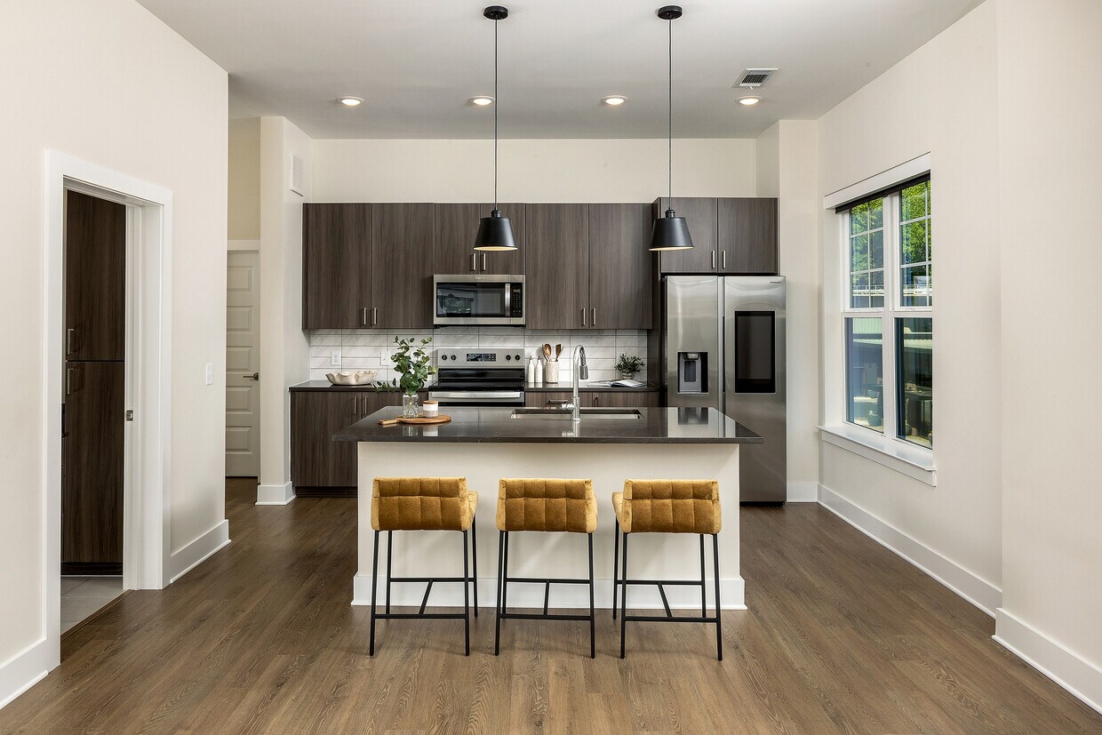 Cocina gourmet con isla amplia y refrigerador inteligente de acero inoxidable - AMLI Brookhaven