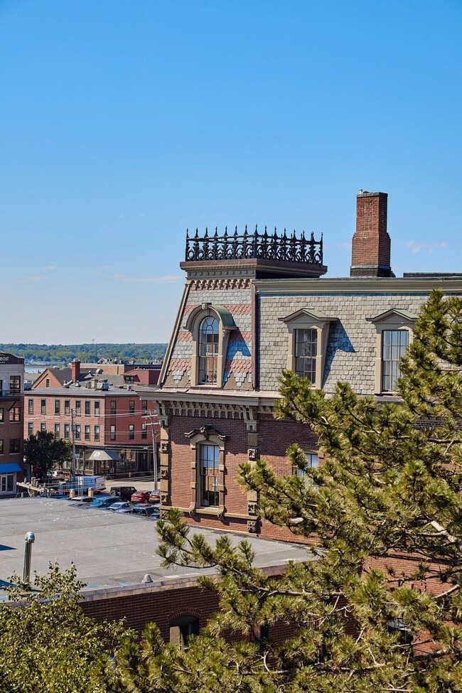 Building Photo - 121 Middle St