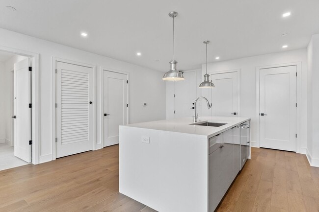 Building Photo - 3 Bed 3 Bath Apartment in West Midtown!