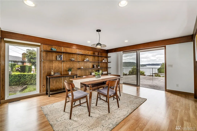 Building Photo - Magnificent 3 Bedroom Lake Washington House!