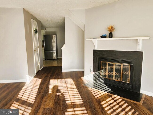 Building Photo - 557 Cascade Way