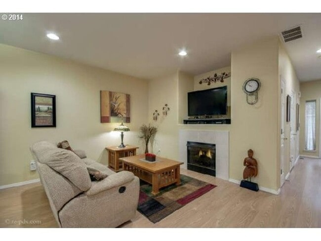 Building Photo - Spacious 3-Bedroom Townhouse with Open Liv...