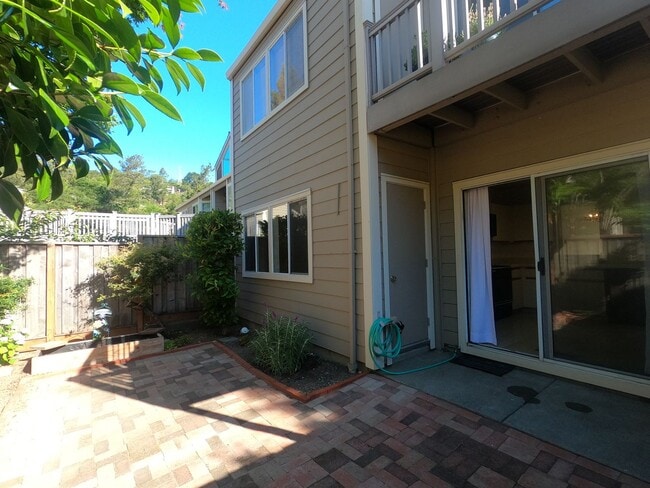 Building Photo - GREAT TWO BEDROOM TWO BATH ONE-LEVEL END U...