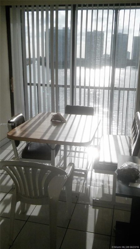 Foto del edificio - 17600 N Bay Rd