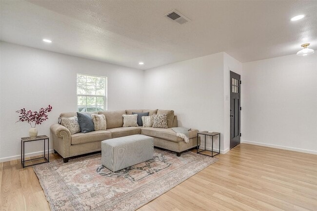 Building Photo - 1701 Larkspur Dr