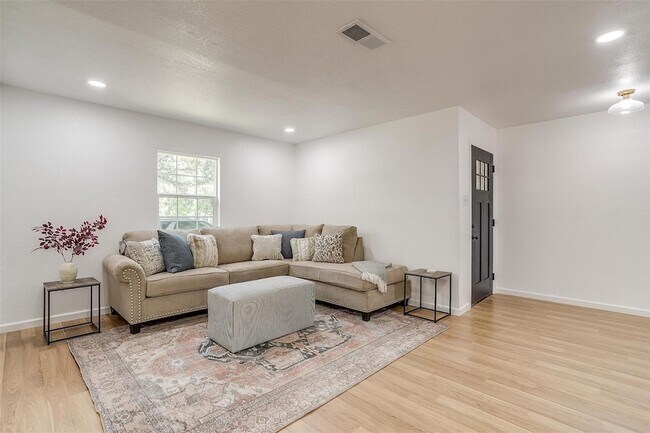Foto del edificio - 1701 Larkspur Dr