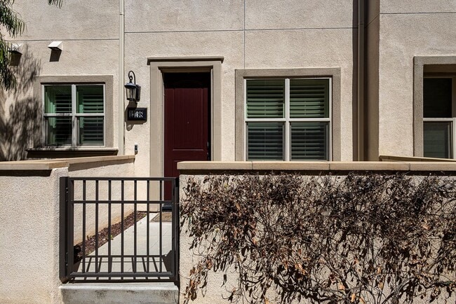 Foto del edificio - Bright and Airy Split-Level Townhouse in W...