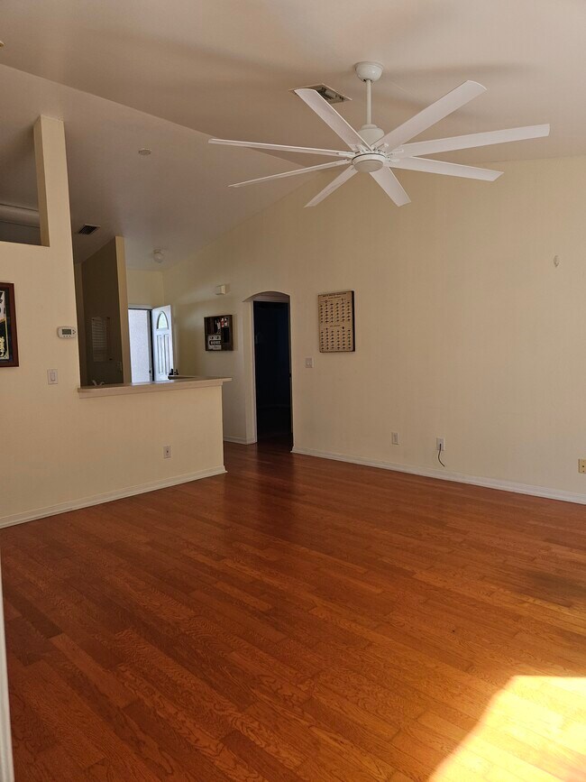 Pisos de madera - 520 Benton Dr