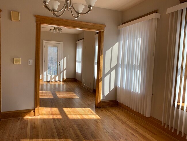 Foto del edificio - 1002 N Oakley Blvd