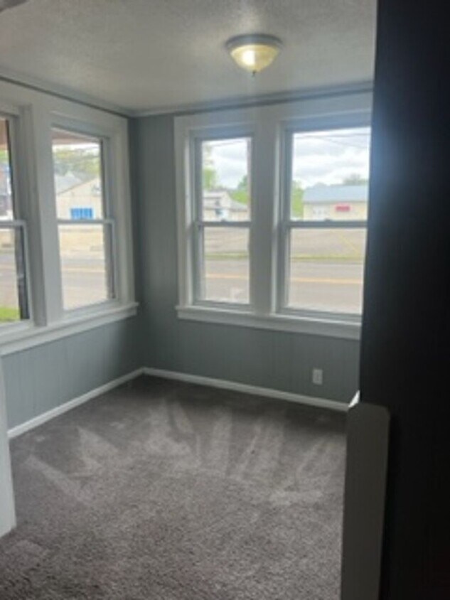 Foto principal - Newly Renovated 2 Br 1 Ba Sunroom, Basemen...