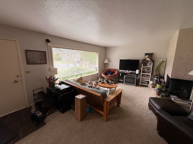 Building Photo - Spacious 5+bd/2.75 bath home on WWU bus route