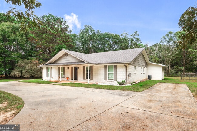 Building Photo - 657 Senoia Rd