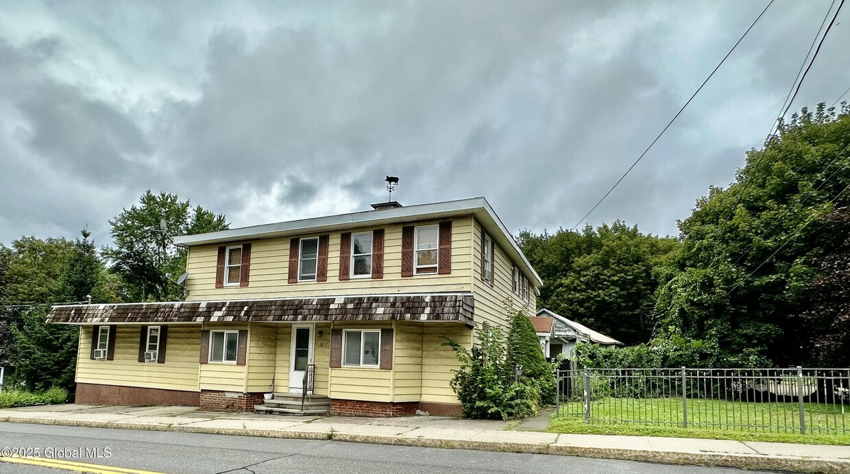 Primary Photo - 162 Main St