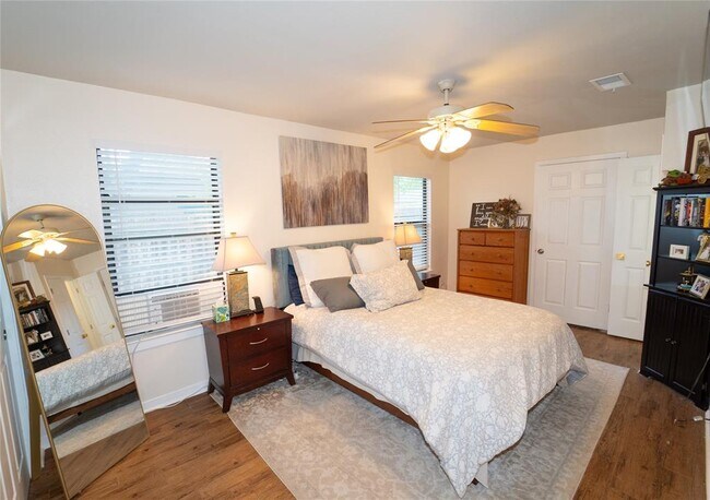 Foto del edificio - 5215 Overbrook Dr