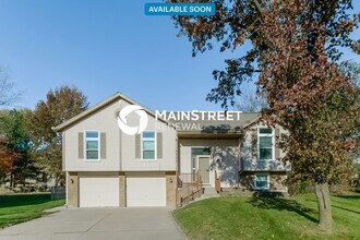 Building Photo - 4050 SW La Harve Dr