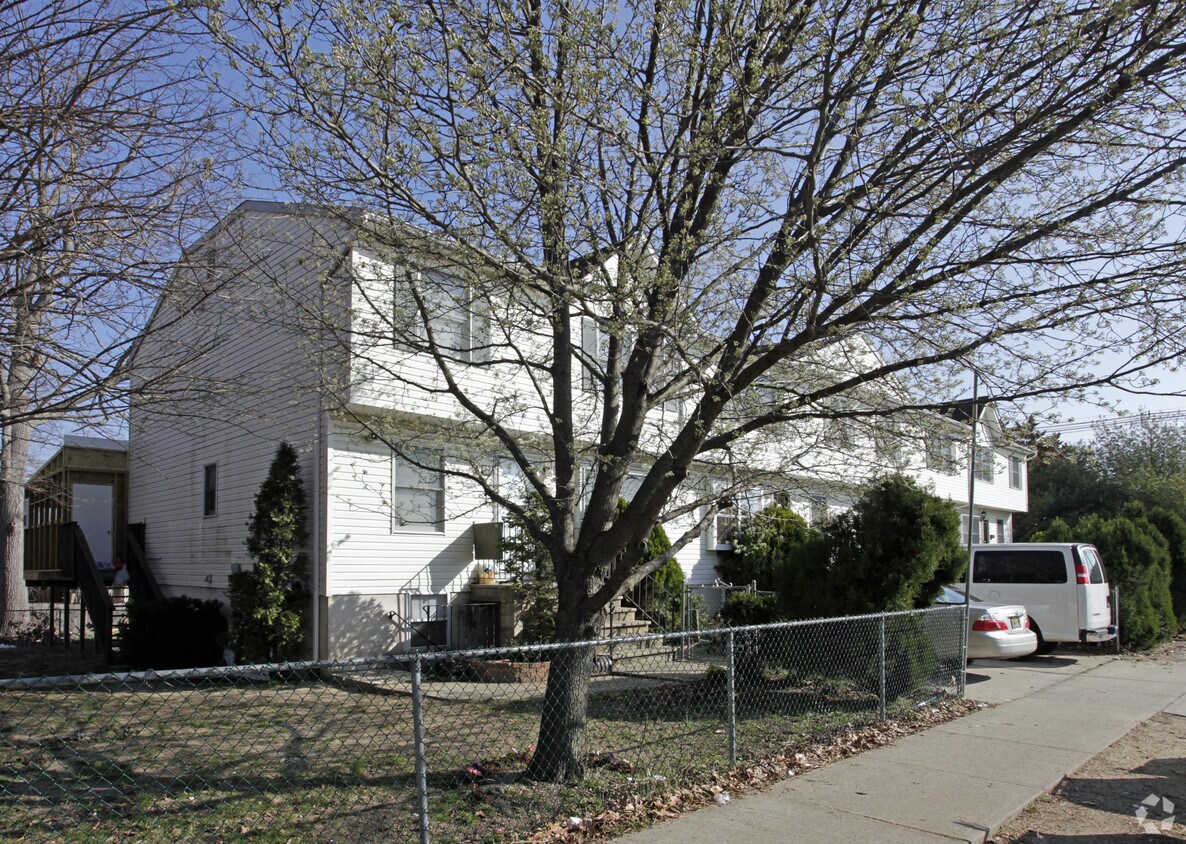 Building Photo - 403 6th St