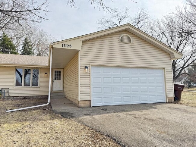 Building Photo - 11125 River Hills Dr