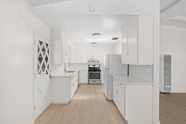 Foto del edificio - 289 Ramona Dr