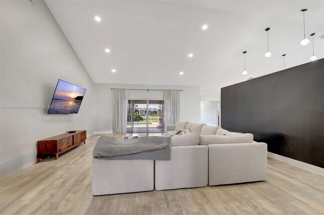 Foto del edificio - 9208 Sun Pointe Dr