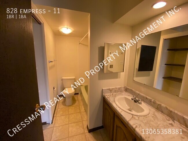 Building Photo - 1 bed 1 bath APARTMENT located in Rosemont...