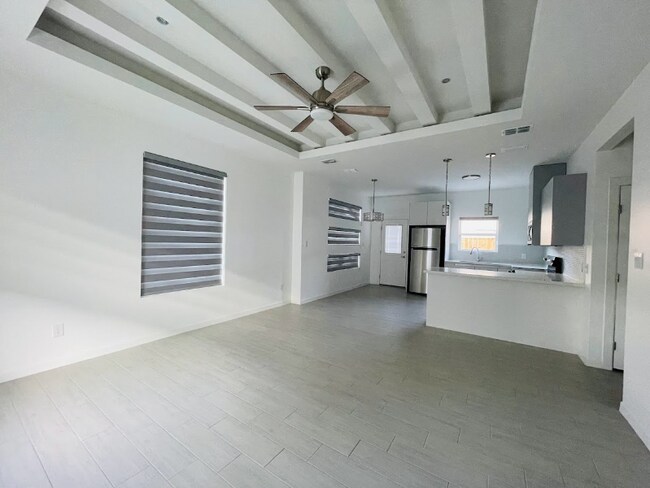 Building Photo - 1623 W Smt Dr