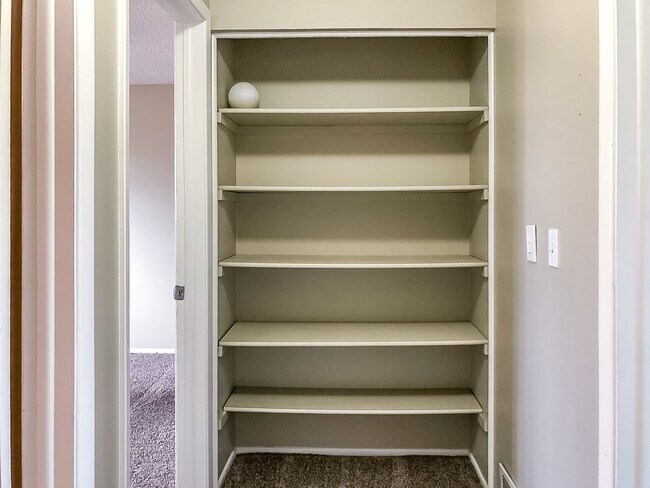 Foto del edificio - 4 Bed 2 Bath Home with 2 Car Garage and Fe...