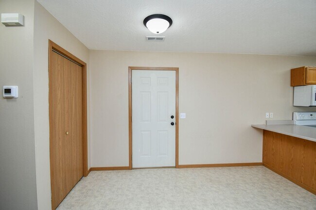 Foto del edificio - 1420 E Redwood Blvd