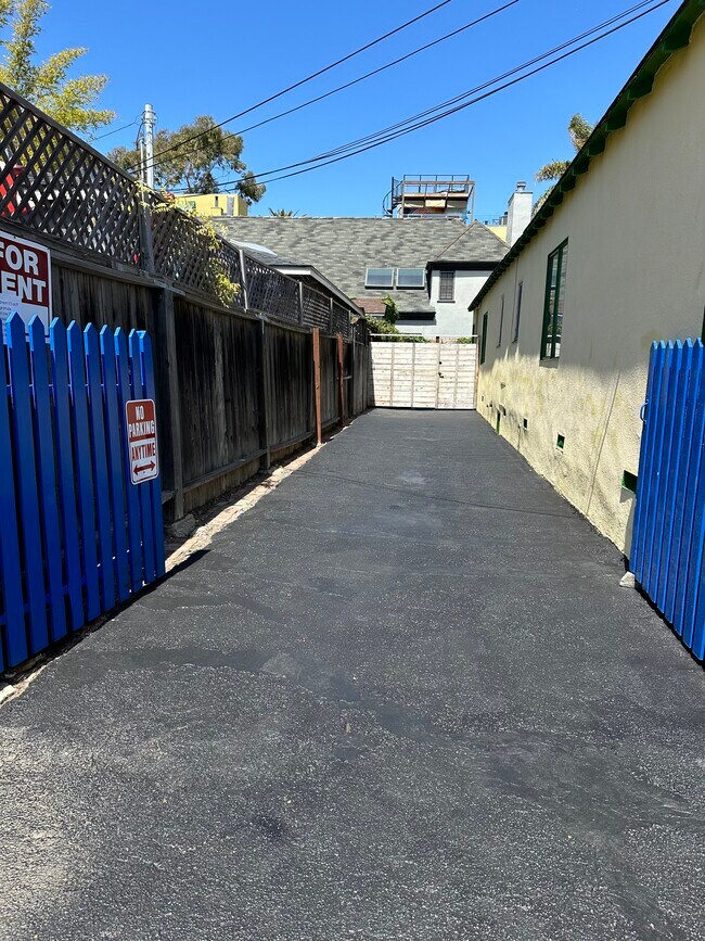 Building Photo - 309 N Venice Blvd