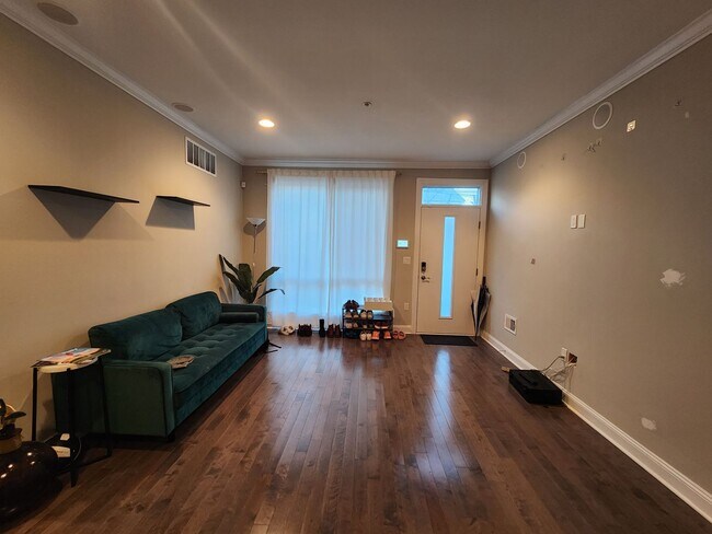Foto del edificio - Huge 4 bed 3 bath with roofdeck, finished ...