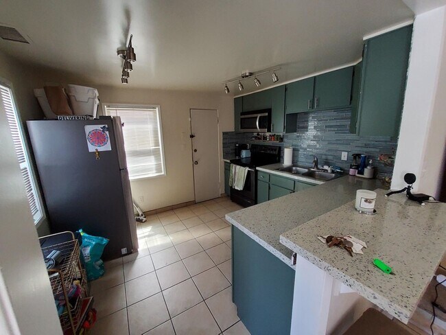 Building Photo - 729