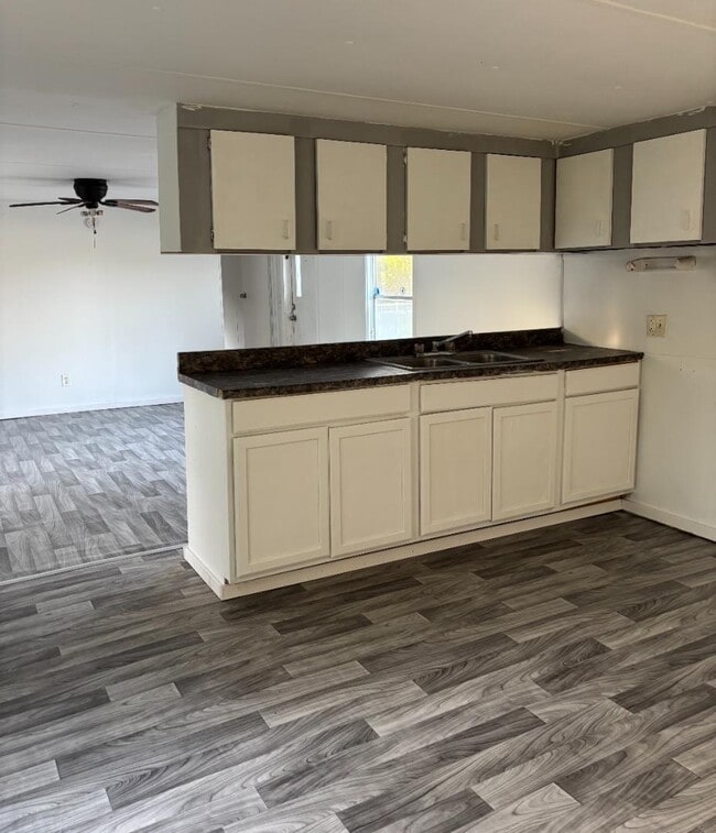 Foto del edificio - 12300 Phillips Ln