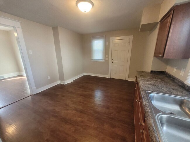 Foto del edificio - 6 Bedroom Home with large yard, washer/dry...