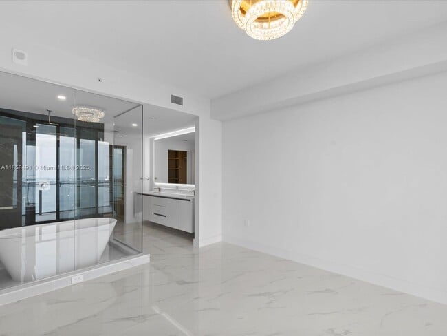 Foto del edificio - 700 NE 24th St