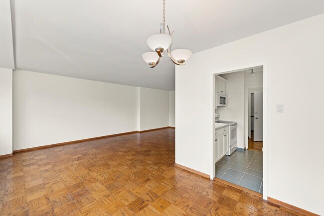 Living room - 4101 Cathedral Ave NW