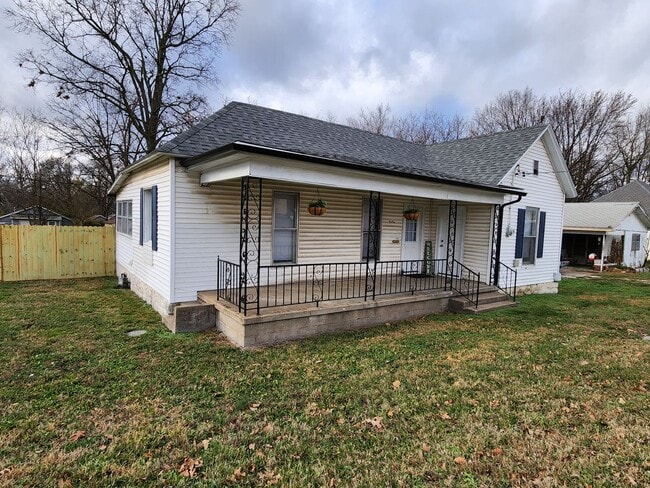 Building Photo - Spacious 3-Bedroom, 1-Bathroom Home AVAILABLE NOW!!