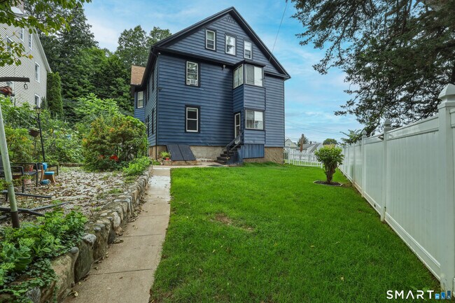 Foto del edificio - 44-46-46 Perry Hill Rd