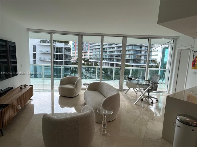 Foto del edificio - 1000 S Pointe Dr