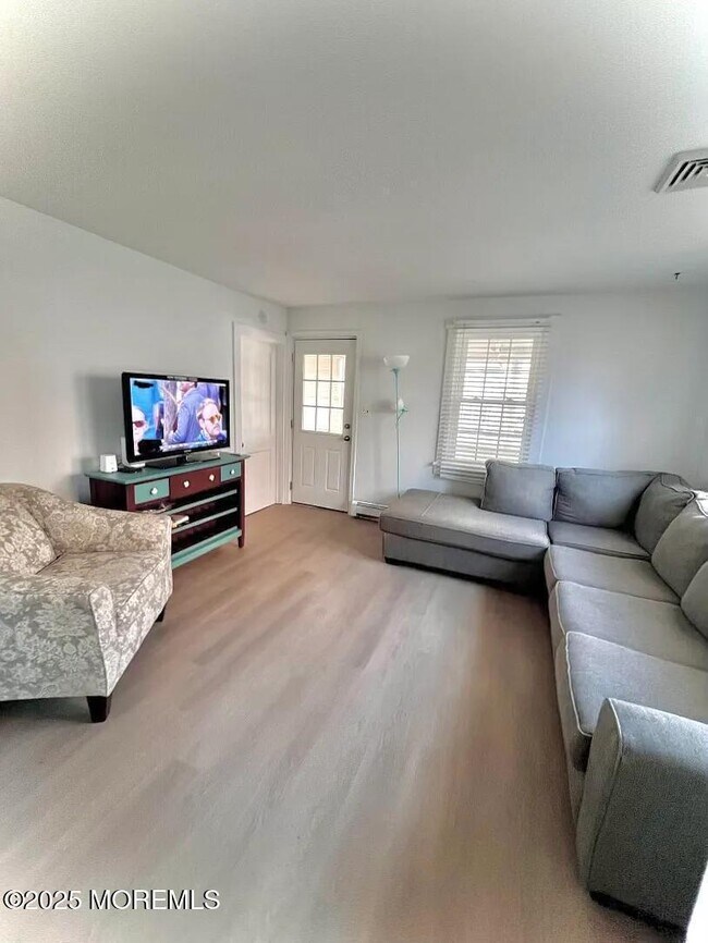 Foto del edificio - 546 E Bayview Ave