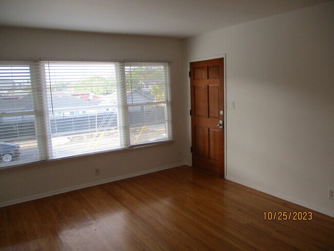 Building Photo - 4400 Overland Ave