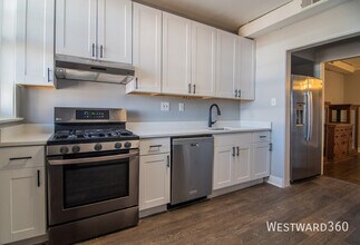 Building Photo - 844 W Lakeside Pl