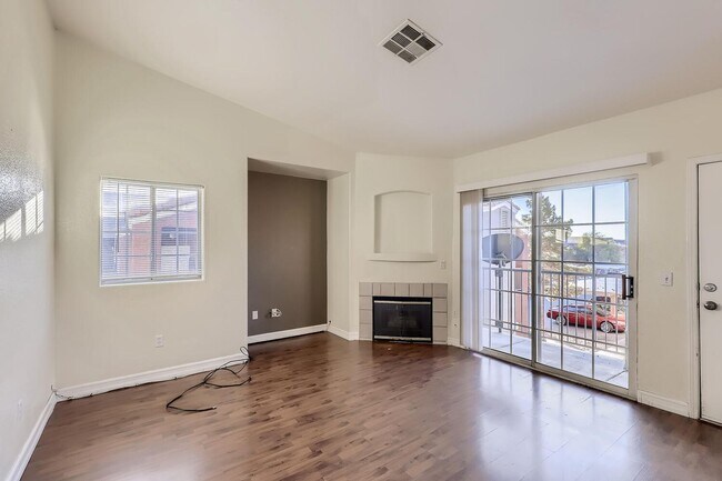 Foto del edificio - 2nd Floor Condo in Gated Northeast Communi...