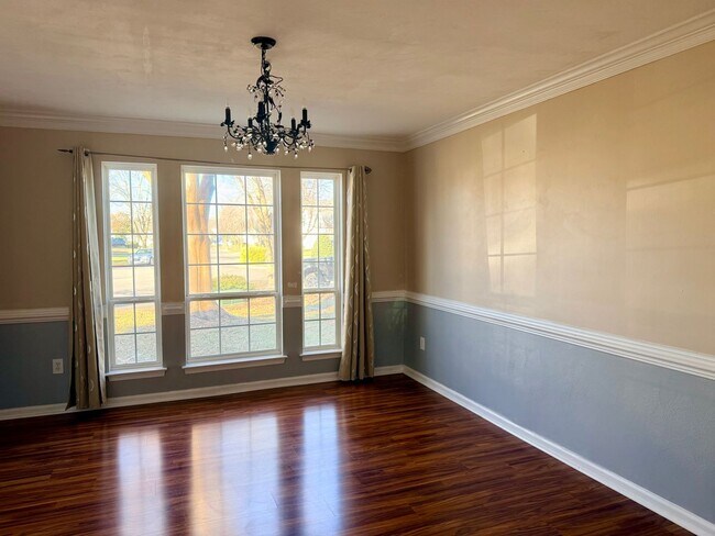 Foto del edificio - 5 bed 3 bath Single Family Home in VB