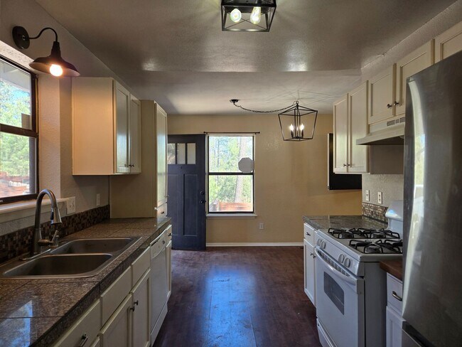 Building Photo - Pet Friendly Three Bedroom Home **Move In ...