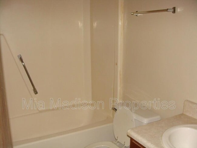Building Photo - 1107 E 57th St