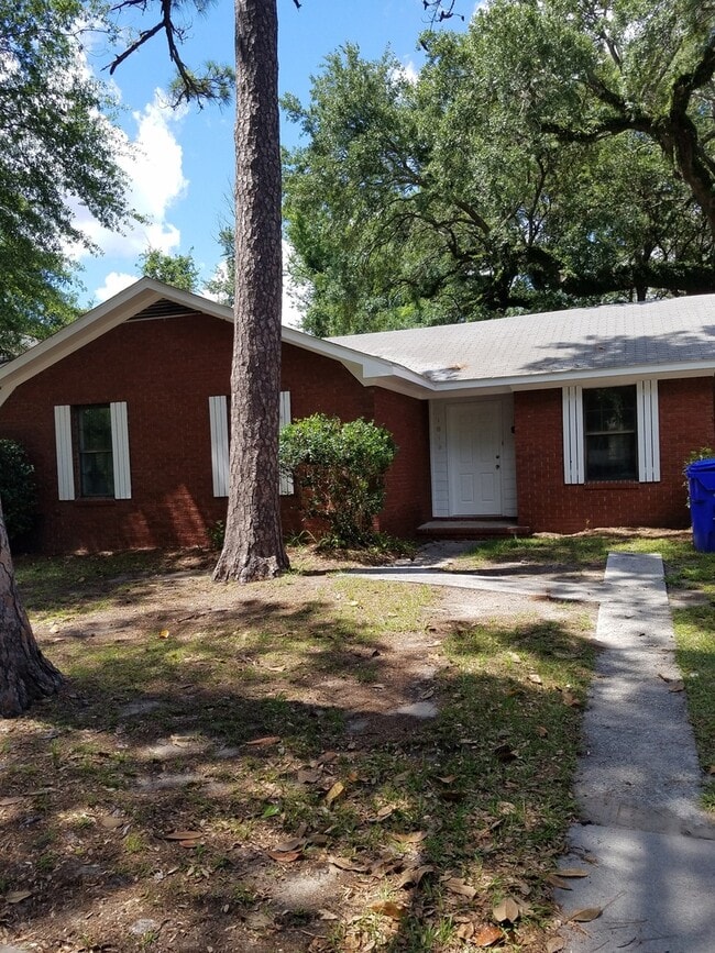 Building Photo - Three Bedroom Brick Home Walking Distance ...
