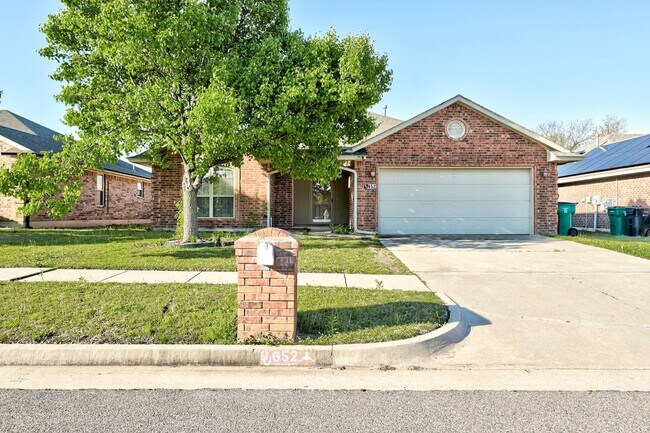 Foto del edificio - Gorgeous 3 Bed 2 Bath in Moore/OKC