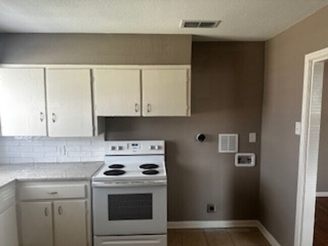 Building Photo - 4158 Russell Ave