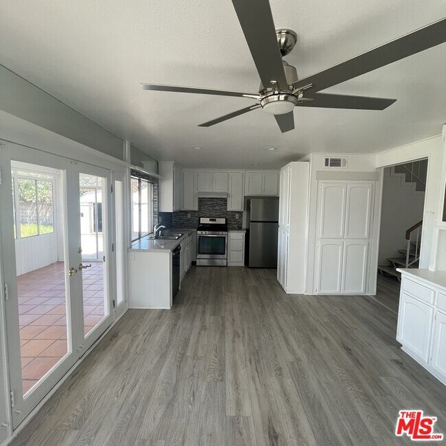 Foto del edificio - 3021 Limewood Ln