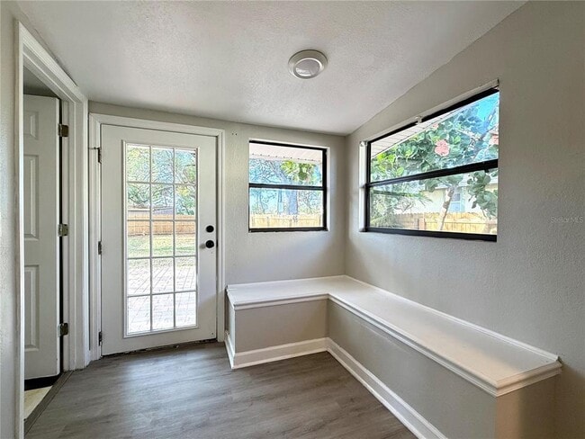 Foto del edificio - 5530 Crissman Dr N